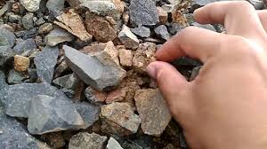 Apakah batu berasal dari tanah atau tanah yang berasal dari mengapa tanah memiliki jenis yg berbeda seperti tanah alluvial,gambut,kapur? Ciri Batuan Yang Mengandung Emas Batuan Emas Yang Telah Rapuh Youtube