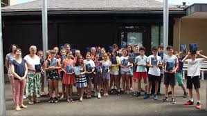 Un livre présenté en classe. Un Livre Pour Les Vacances Les Fables De La Fontaine Aveyron Olemps Le Petit Journal