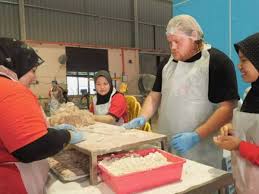 In order to prepare it there are many stalls in the region where keropok lekor can be bought, and it is traditionally served. Rhys William Teruja Belajar Buat Keropok Lekor