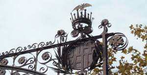 Los Bancos Farolas De Paseo De Gracia Dan Mucho Que Hablar Todo Sobre Barcelona