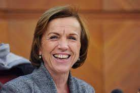 L'articolo 24, comma 10, del decreto legge numero 201 del 2011 (riforma fornero), ha stabilito che l'accesso alla pensione anticipata, a decorrere dal 1° gennaio 2012, è consentito esclusivamente se risulta maturata un'anzianità contributiva pari, attualmente, a 42 anni e 10 mesi per gli uomini e 41 anni e 10 mesi per le donne. La Fornero Va In Pensione Ma Senza Legge Fornero Alla Faccia Degli Esodati Il Primato Nazionale