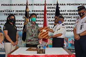 Sesaat setelah barang diterima yang bersangkutan, tim polda langsung mengamankan penerima barang, membongkar sol/hak sandalnya, dan menemukan. Cukai Banci Dan Serah