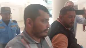 Marco Tulio Rivera, administrador de aduana La Mesa, al llegar a los  juzgados. Dice ser víctima de un caso mediático, “A nuestro jefe le gusta  el show".