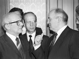 Eben deshalb ist es notwendig, die nukleare guillotine niederzureißen. Heute Vor 30 Jahren Als Honecker In Bukarest Zusammenbrach N Tv De