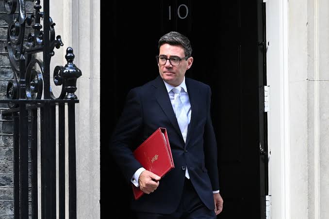 Surge in UK Borrowing Costs Halves Labour's Fiscal Headroom - Bloomberg
