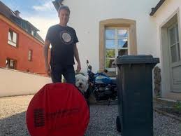 The blower door apparatus allows testers to apply a consistent and measurable pressure to the house so that houses can be compared accurately. Tipps Fur Blower Door Prufberichte Bauhandwerk