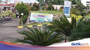 Rumah sakit umum daerah pasar minggu diresmikan pada tanggal 12 desember 2015, berada di bawah naungan pemerintah provinsi dki jakarta. Pegawai Rsud Cikalongwetan Tuntut Pembayaran Gaji Yang Ditunggak
