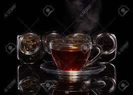 ガラスの瓶と香り豊かな紅茶黒の背景の上に立ってのカップでお茶の様々 な種類 茶葉の種類 の写真素材 画像素材 Image 71229005