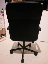 Selain itu, desain dan lapisan kulit sintetis pada kursi kerja ini juga memberikan kesan mewah. Ikea Kursi Kantor Putar Renberget Bomstad Hitam Preloved Bersihmaret Perabotan Rumah Di Carousell