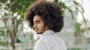 Rambut afro memiliki tipe rambut berbentuk keriting kecil yang padat sehingga dalam kondisi kering, panjang rambut bisa menyusut hingga setengahnya. Punya Rambut Afro Ikram Luangkan Waktu Lebih Untuk Sampoan Hingga Menyisir Rambut Tribun Lampung