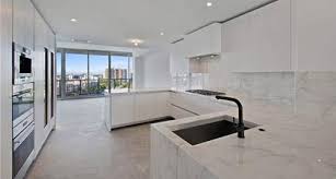 Do You Have These Wild Fantasies To Have Chef S Inspired Kitchen With Elegant White Grey Marble Qu Marble Bathroom Designs Gray Quartz Countertops Modern House