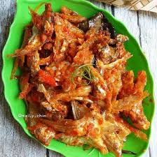 Susun salem goreng di atas piring, siram dengan bumbu. Resep Balado Ikan Asin Kapas Lauk Pedas Sederhana Yang Bikin Nagih