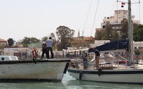 Een 93.000 ton metend vrachtschip heeft woensdag acht uur lang het suezkanaal geblokkeerd. Egypte Suez Kanaal