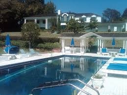 The Pool Seen In The Film Mommie Dearest I Think I Saw This Movie A Gazillion Times Never Tire Of It Hollywood Homes Celebrity Houses Billionaire Homes