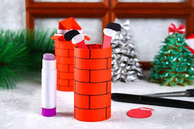 Bref, avec toute cette sélection de bricolages avec des rouleaux de papier toilette, vous devriez pouvoir de quoi faire avec votre enfant pendant plusieurs jours ! Bricolage De Noel Avec Des Rouleaux De Papier Toilette Le Pere Noel Dans La Cheminee