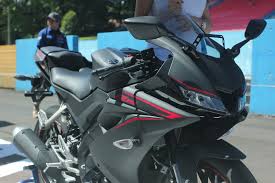 Yamaha r15 2021 saat ini dijual dengan harga rp 36,08 juta untuk varian warna racing blue, racing yellow dan racing black. 2 Harga Yamaha R15 Review Dan Spesifikasi Juni 2021 Otosia Com