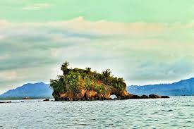 Baru baru ini heboh seorang anggota polisi di aceh menemukan sebuah batu kristal mani gajah. Pesona Alam Batu Gajah Tapteng