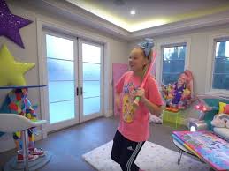 Inside features both lined and blank blankets decorated with jojo's dog and more bows. Video 16 Year Old Jojo Siwa S Mansion Tour On Youtube