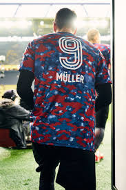 Gerd müller a également été choisi pour représenter la ville de munich à l'occasion de la coupe du monde de la fifa 2006 1. 1stei Tanqbcem