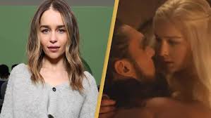 Emilia Clarke reveals which was the most awkward sex scene to film in  Game Of Thrones - News - UNILAD