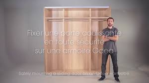 Les armoires que nous vous présentons sont munies de portes battantes ou coulissantes, pour une utilisation 100% pratique. 08 Fixer Une Porte Coulissante En Tout Securite Youtube