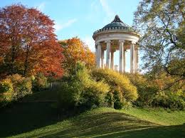 Eine reiterstaffel der polizei reitet im englischen garten, im hintergrund der monopteros. Goldener Herbst Am Monopteros Im Englischen Garten Maxvorstadtblog