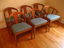 Not only are curved dining chairs versatile in appearance, they also provide support where it's needed most—letting you comfortably enjoy any meal. Fancy Mid Century Brown Polished Wooden Curved Back Dining Chairs Using Light Blu Midcentury Modern Dining Chairs Modern Dining Chairs Wood Dining Table Modern