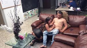 Jovem casal amador fazendo sexo ao vivo no OFFICE