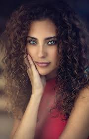 Escoge los productos ideales para el cabello rizado, y luce pelazo💯⠀ ⠀  @backstagebcn⠀ ⠀ 📷@juliana.nicole4