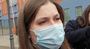 Мы вспомнили других известных блогеров, которые тоже попали под суд. Video Obshestvo Nemnogoslovnaya Zhena Edvarda Bila Priehala V Sud V Maske Video