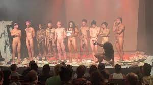 Men artist naked on stage - ThisVid.com