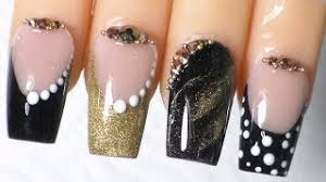 Espero que estén teniendo bonita semana, les dejo este video y espero que lo disfruten, en el siguiente video vamos a ver las puntas que nos ha. Unas Acrilicas Cortitas En Negro Y Dorado Super Elegantes Youtube