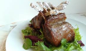 La ricetta per cucinare il carrè di agnello al forno con un semplice condimento di erbe aromatiche e sistemate il carré di agnello in un tegame unto, insieme al suo fondo di cottura e mettetelo in forno. Carre Di Agnello Al Forno Appuntidigusto