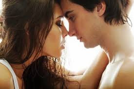 Siapa sangka ciuman mulut ke mulut bukan hanya boleh tambah kemesraan antara suami dan isteri, ia juga mempunyai banyak kelebihan untuk kesihatan diri. Romantisme Ciuman Bibir Berisiko Membawa 8 Penyakit Alodokter