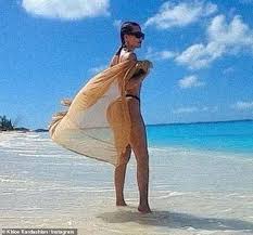 Khloé kardashian was quickly called a hypocrite online, with people pointing to her use of private khloé kardashian is defending herself against people who criticized her for speaking out against though kardashian's original instagram story expired after 24 hours of being posted, the video has. Khloe Kardashian Oozes Sex Appeal In A Black Bikini As She Poses On The Beaches Of Turks And Caicos Aktuelle Boulevard Nachrichten Und Fotogalerien Zu Stars Sternchen