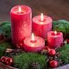 Manche wohnzimmer sind bereits während der adventzeit mit einem geschmückten baum verziert. 3