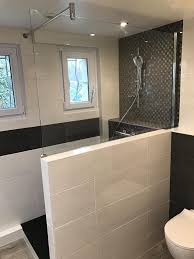 Salle De Bain Moderne Noire Et Blanche Avec Mosaique Pose Wc Suspendu Seche Serviette Meu Salle De Bains Moderne Douche Petit Espace Cedeo Salle De Bain