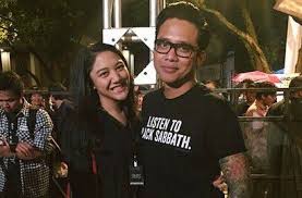 Selulusnya ia dari sma tahun 1998, gofar akhirnya gofar hilman memutuskan untuk berjualan kaset punk, kaos band punk, ikat pinggang, hingga jaket punk tujuannya agar bisa menyambung hidup. Gofar Hilman Midnight Akui Pacari Putri Mantan Menteri Chairul Tanjung