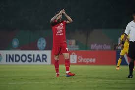 Klok melelang sepatu edisi spesial yang biasa digunakannya. Lawan Virus Corona Sepatu Spesial Marc Klok Terjual Rp15 Juta Okezone Bola