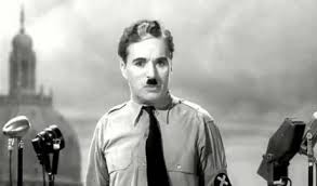 Il tuo silenzio, corpo maciullato/ha una voce, la voce di una causa/che non conosce morte, di un cammino/di libertà che non conosce soste./oggi ti uccide il tradimento, eleva/le barricate. Riascoltare Il Discorso All Umanita Di Chaplin Per Ricordarsi Che La Vita Puo Essere Felice E Magnifica Globalist