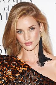 Honey blond hair is still in focus. 2017 S Honey Blonde Hair Color Shades Dirty Blonde And Honey Blonde Celebrities