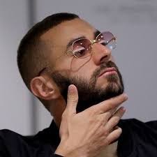 In 2021, men's haircuts of various lengths and shapes are in fashion. Karimbenzema Real Madrid Players Real Madrid Real Madrid Football