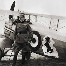 L'asso dell'aviazione italiano Francesco Baracca posa con il suo SPAD  S.XIII portante l'insegna dello stemma di famiglia, un cavallo rampante,  ispirazione futura del logo Ferrari, c. 1918. : r/Italia