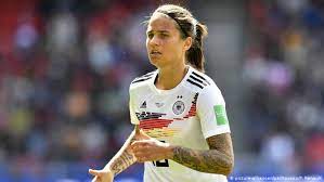 El alcalde de múnich, dieter reiter, cargó contra la uefa por no permitir iluminar con la bandera arcoiris del Fractura Deja Fuera Del Mundial Femenino A Estrella Alemana Europa Al Dia Dw 11 06 2019