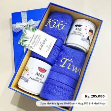 Memberikan hadiah kepada pengantin baharu adalah salah satu perkara yang sangat istimewa, tidak sama dengan memberi hadiah ketika menyambut hari lahir. Hadiah Yang Cocok Untuk Pernikahan Kado Custom Unik
