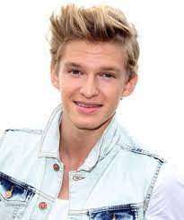 From uploading videos on youtube from his home in australia to selling out tours around the world. Cody Simpson Pics Cody Simpson Bald Wieder In Deutschland Starflash De Cody Simpson Sanger Konzert