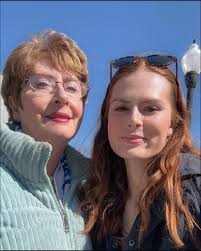 Hi Everyone, I'm Megan or Meg. I am 35 yes old single mom of 3 kids. I am  lesbian. I live in Kansas city Missouri. I am looking for someone i can