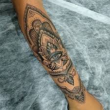 Indian Tattoo 80 Ideen Beladen Mit Spiritualitat Und Stil Mit Bildern In 2020 Henna Inspired Tattoos Mandala Hand Tattoos Indian Tattoo
