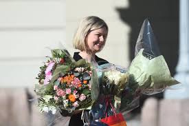 Melby și eide au fost rugați să își scoată tricourile galbene cu inscripția „libertate în norvegiană și mandarină înainte de a putea intra în. Guri Melby Inn I Regjeringen Og Ut Mot Anonyme Venstre Kilder Glemmer Hvor Viktig Trine Har Vaert Vart Land