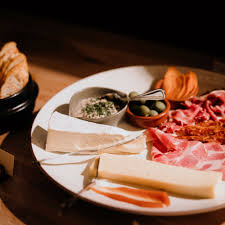 Photo Saucisson jambon apéro d'été : ce que dit vraiment la science sur ...